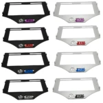 Set x2 porta placas Sym Adxtg 150 3D: negro con logo morado y plateado con logo rojo.