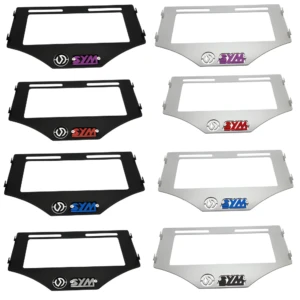 Set x2 porta placas Sym Adxtg 150 3D: negro con logo morado y plateado con logo rojo.