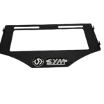 Porta placa Sym Adxtg 150 3D negro con logo metálico.