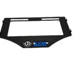 Porta placas SYM 3D negro para Adxtg 150, con logo plateado.