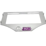 Porta placa Sym Adxtg 150 3D metálico plateado con logo morado.