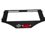 Porta placa Sym Adxtg 150 3D negro con logo en relieve, parte inferior.