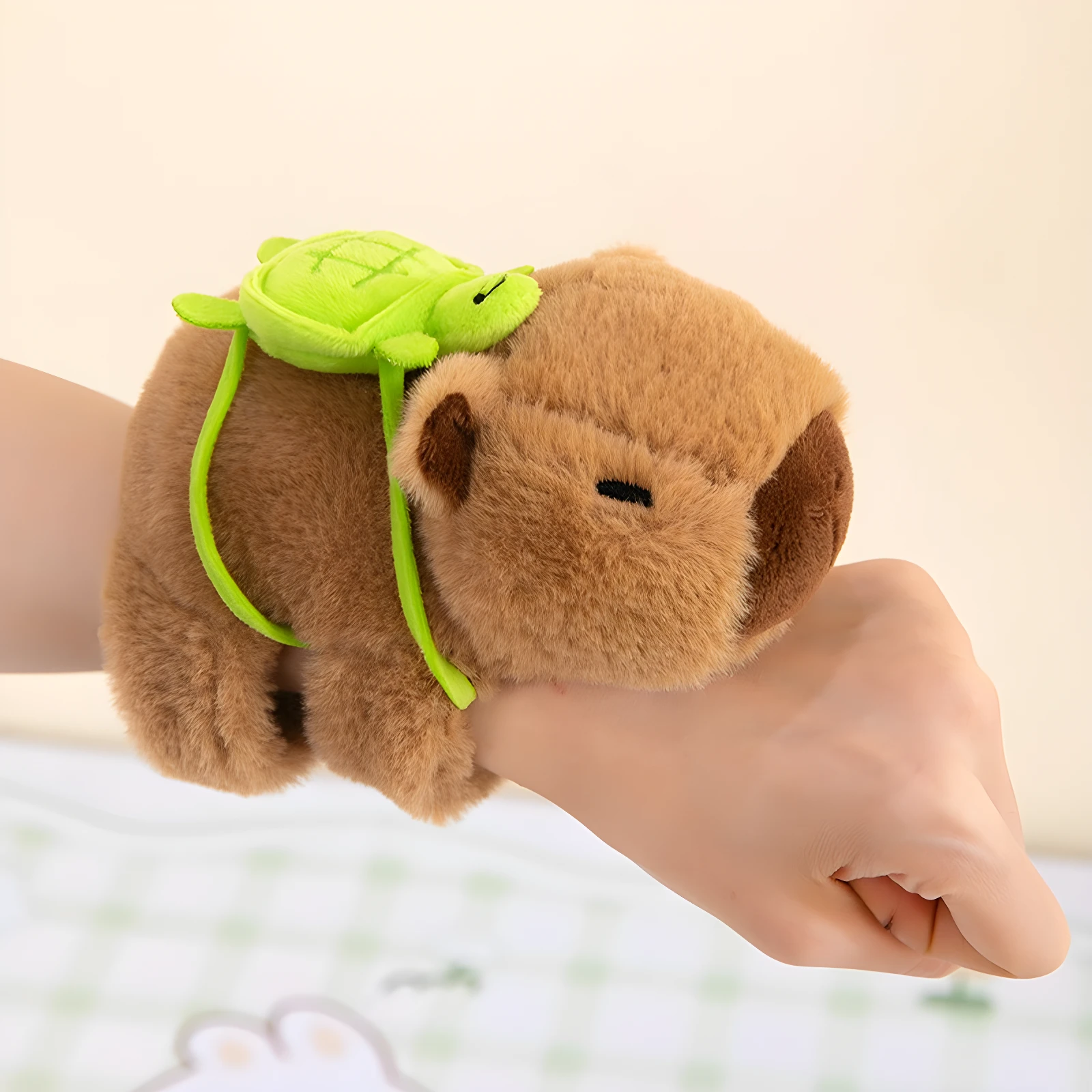 Pulsera capibara marrón con tortuga verde, peluche suave, se ajusta a la muñeca.