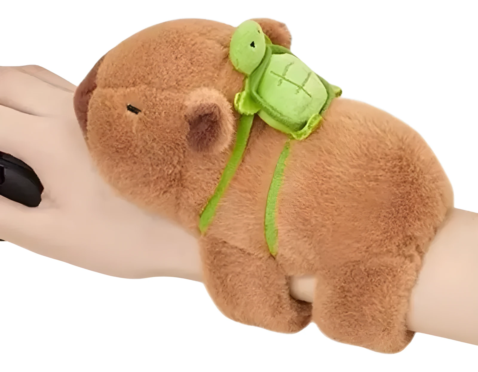 Pulsera capibara de felpa marrón con tortuga verde, ajustable para muñeca.