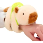 Pulsera felpa capibara crema con verde, se ajusta a muñeca.
