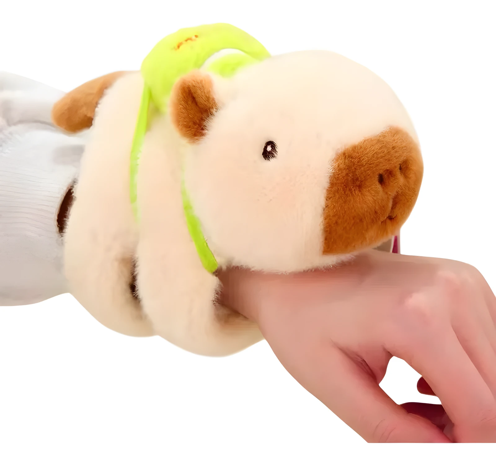 Pulsera felpa capibara crema con verde, se ajusta a muñeca.