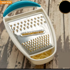 Rallador de queso blanco con agarradera azul y contenedor de queso rallado sobre superficie de madera.