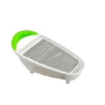 Rallador blanco con agarradera verde brillante y base recolectora de comida.
