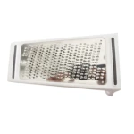 Rallador de queso manual blanco con lámina metálica de múltiples agujeros para rallar finamente en cocina.