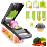 Cortador picador de verduras 14 en 1, picando cebolla roja en recipiente transparente, con accesorios verdes y vegetales frescos.