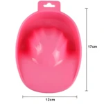 Recipiente rosado para manicure con forma ergonómica de 17 cm de largo por 12 cm de ancho, diseñado para remojar dedos y remover esmalte.