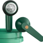 Removedor de pelusa eléctrico verde recargable para ropa, con protector de rejilla y botón de encendido.