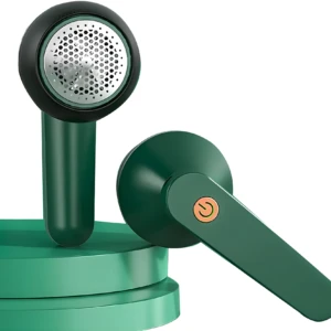 Removedor de pelusa eléctrico verde recargable para ropa, con protector de rejilla y botón de encendido.