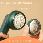 Removedor de pelusa eléctrico verde, mostrando su sistema de cuchillas y rejilla protectora.