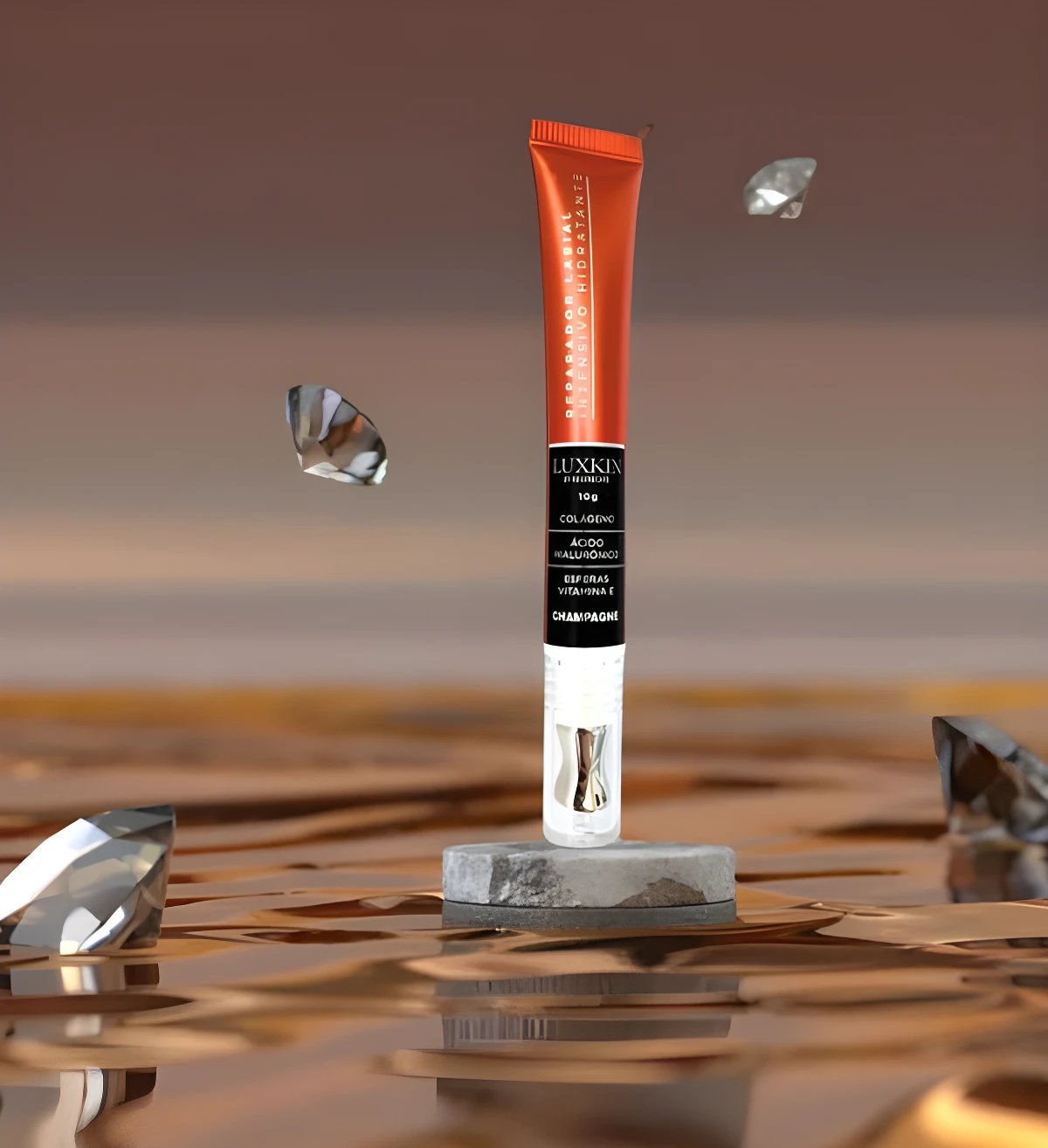 Reparador labial Luxkin Champagne 10g, naranja, con colágeno y ácido hialurónico, sobre pedestal gris con diamantes.