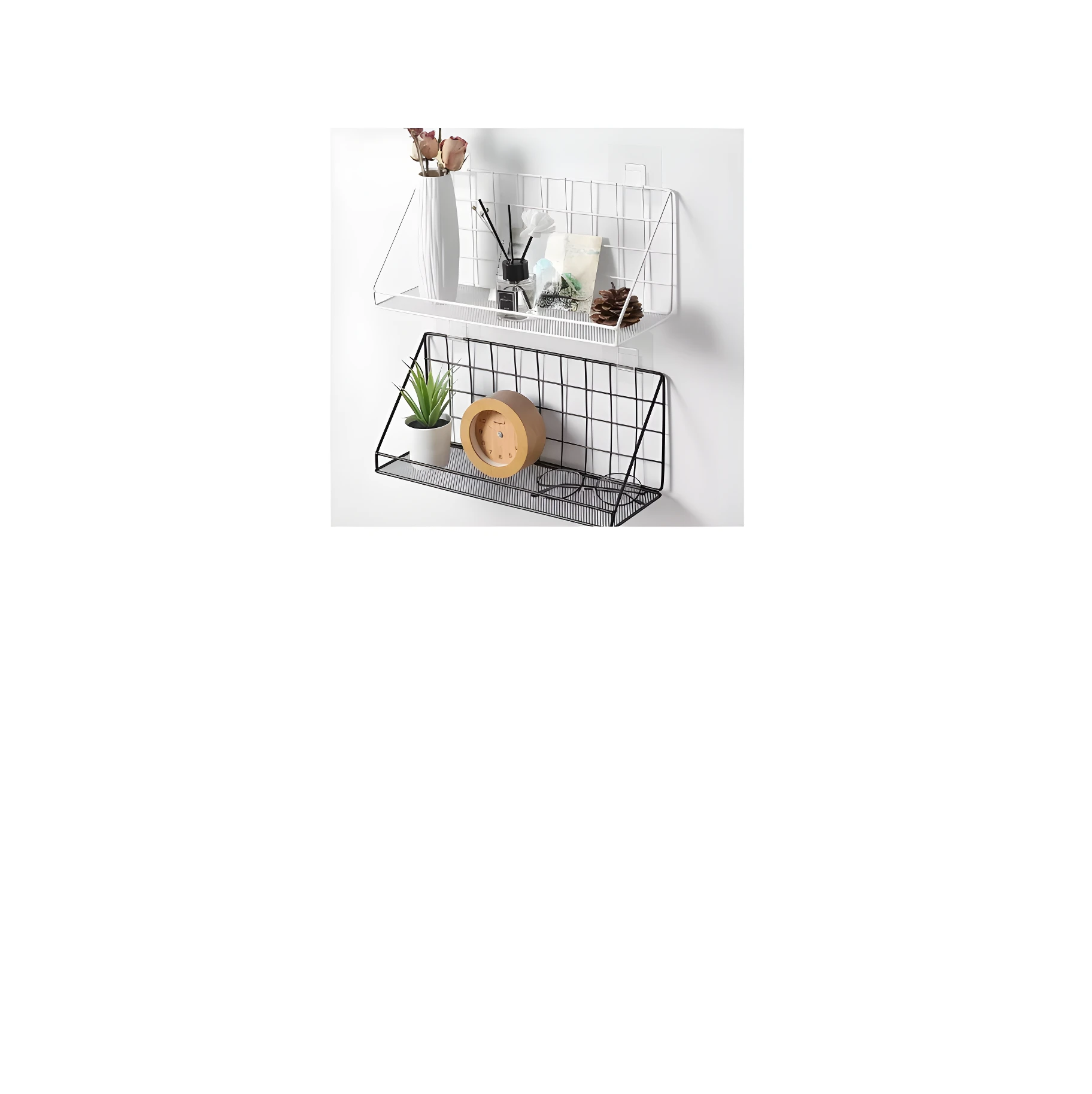 Repisas metálicas colgantes, blanca y negra, con decoración como plantas, jarrones y reloj.