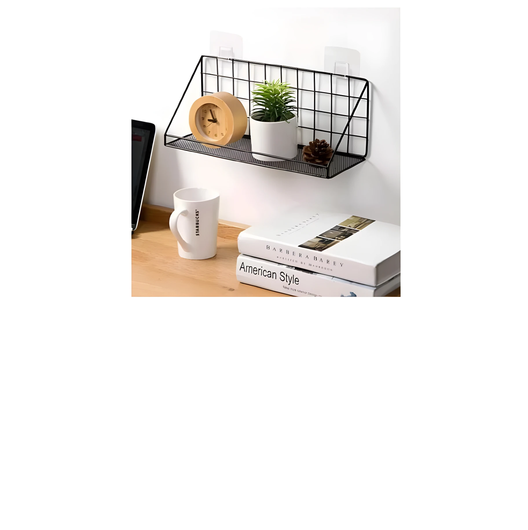 Repisa metálica negra triangular con reloj de madera, planta y piña en estante, junto a taza y libros.