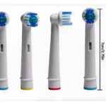 Cuatro cabezales de repuesto para cepillo eléctrico Oral B, de 7cm, con cerdas azules y verdes y anillos de color: azul, amarillo, rojo y azul.