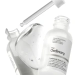 Suero The Ordinary Hyaluronic Acid 2% + B5, con gotero, envase blanco y líquido transparente.