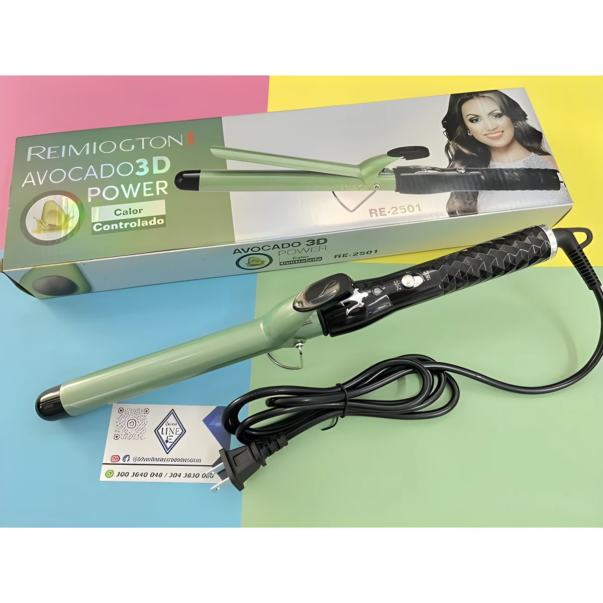 Rizador de cabello color verde menta modelo RE-2501 frente a su caja, incluye cable giratorio y empuñadura texturizada, sobre fondo de colores pastel.