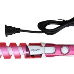 Rizador de cabello con barril espiral rosa y blanco, cable negro, ideal para crear rizos definidos.