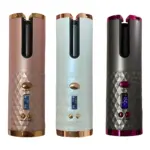 Tres rizadores de cabello inalámbricos con pantalla LED y textura geométrica, disponibles en tonos oro rosa, blanco y gris, con temperatura ajustable.