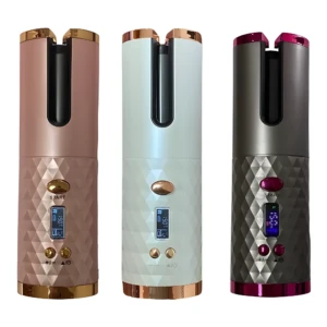 Tres rizadores de cabello inalámbricos con pantalla LED y textura geométrica, disponibles en tonos oro rosa, blanco y gris, con temperatura ajustable.