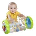 Bebé jugando con rodillo inflable transparente con ruedas verdes y carita de perro, estimulando el gateo.