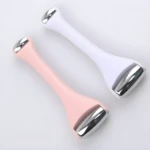 Rodillo facial Ice Roller metálico doble punta, rosa y blanco, para desinflamar y refrescar la piel.