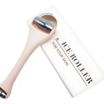 Rodillo facial Ice Roller metálico doble punta, color rosa pálido, para desinflamar y refrescar la piel.