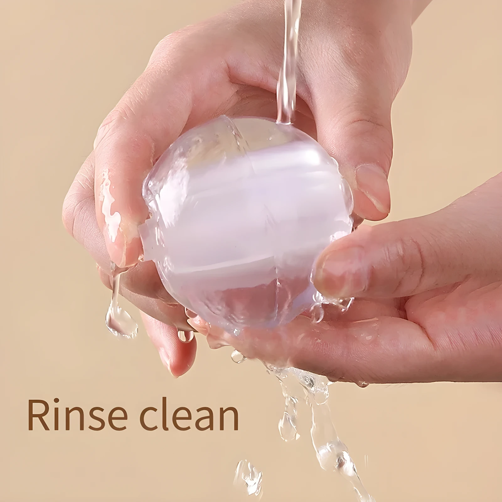 Manos lavan rodillo quitamotas esférico portátil transparente bajo chorro de agua para uso en textiles.