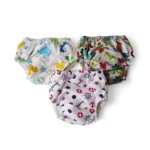 Ropa interior entrenamiento niños x3: 2 con estampado de dinosaurios y 1 de temática náutica.