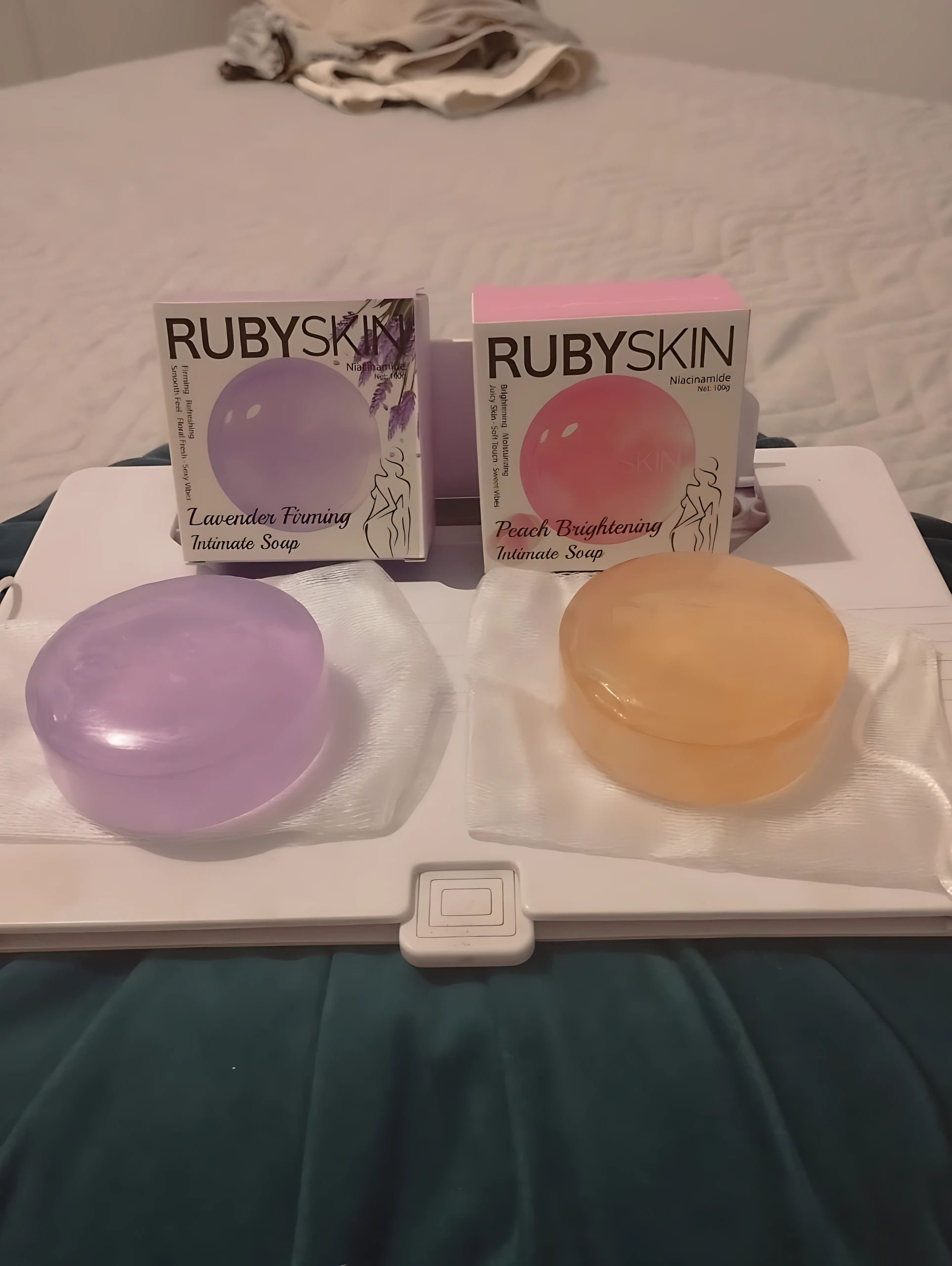 Set x2 jabones íntimos Rubyskin: uno lavanda firming y otro peach brightening, ambos con niacinamida.