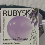 Jabón íntimo Rubyskin con lavanda y niacinamida, 100g, presentación morada, caja con silueta femenina.