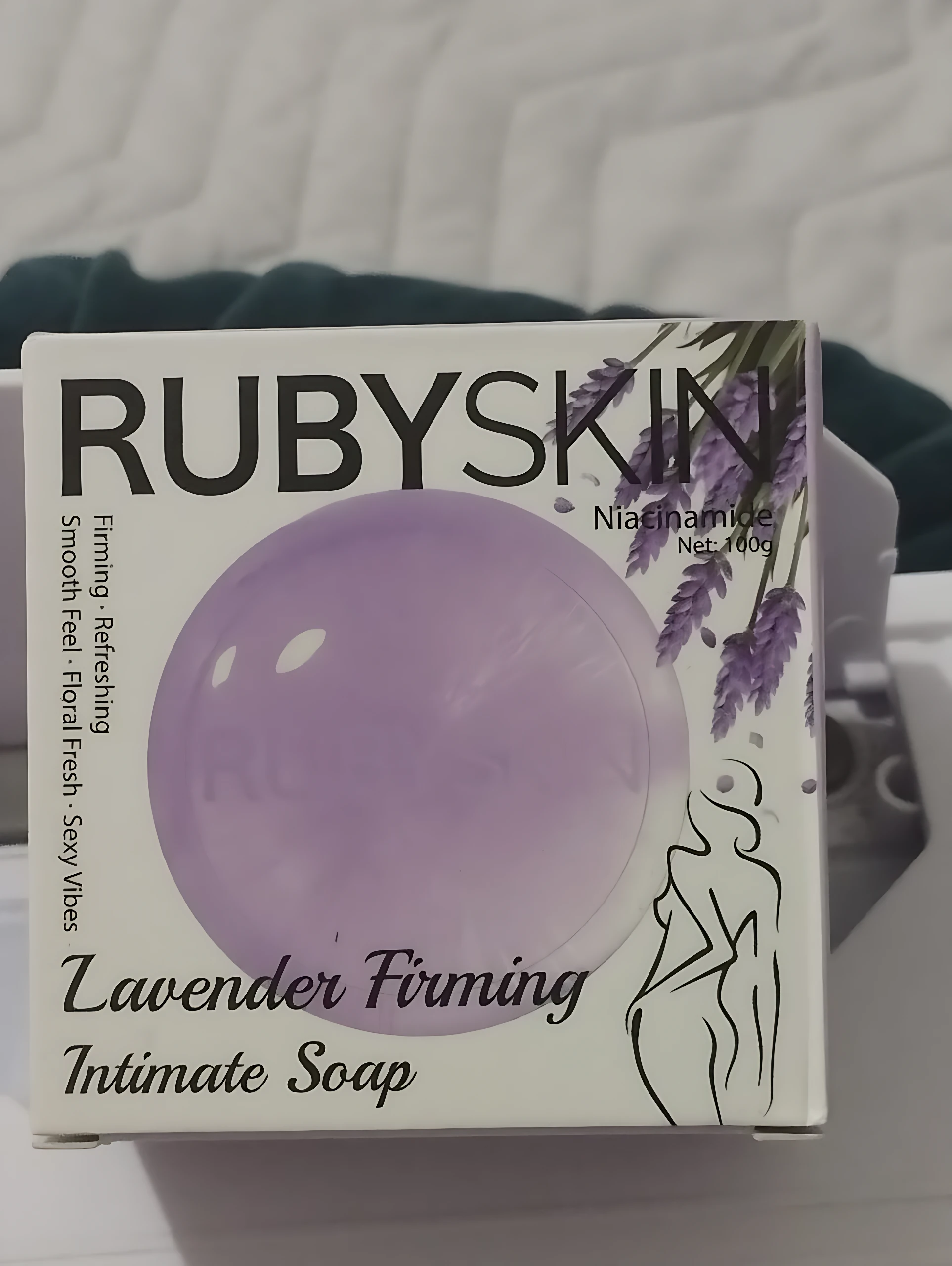 Jabón íntimo Rubyskin con lavanda y niacinamida, 100g, presentación morada, caja con silueta femenina.