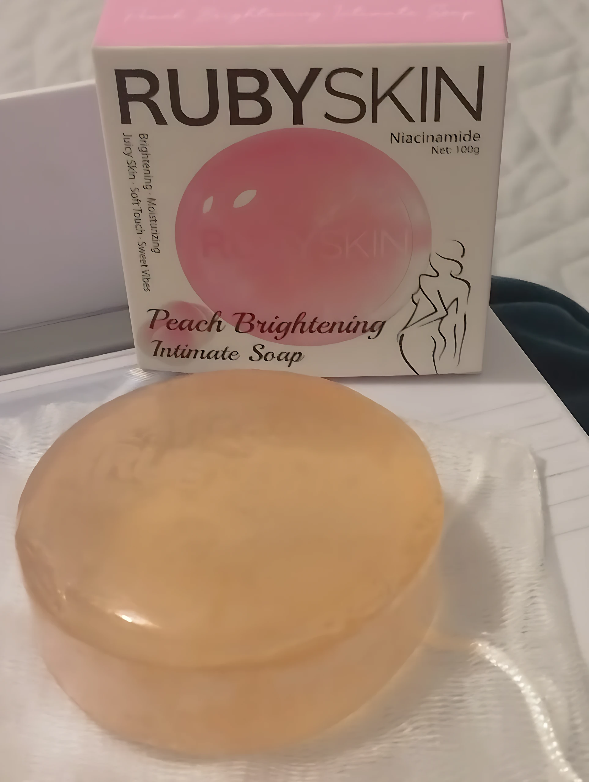 Jabón íntimo Rubyskin Peach Brightening, redondo, color durazno, con niacinamida, 100g.