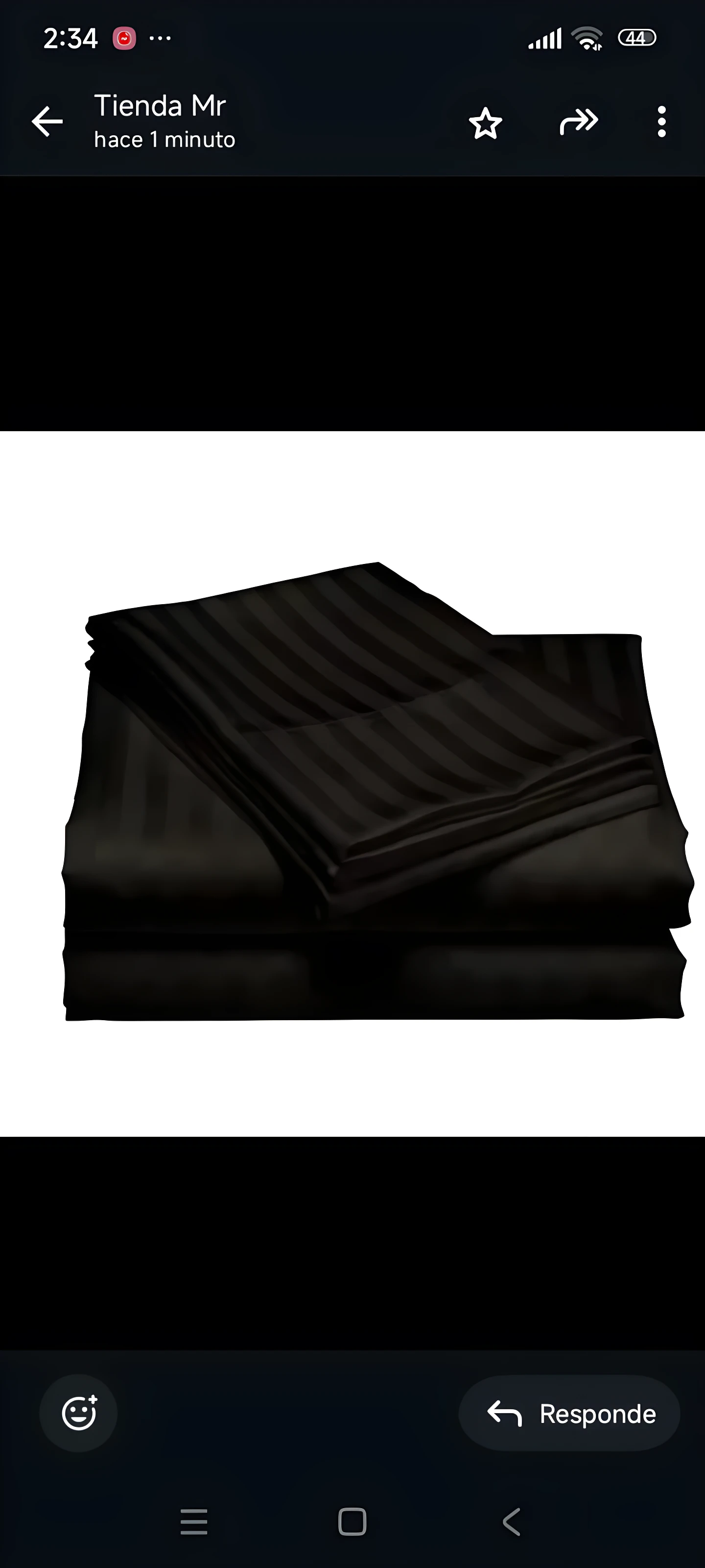 Sábanas doble negras con rayas verticales, apiladas en diagonal sobre fondo blanco.