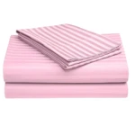 Sábanas dobles rosadas a rayas, dobladas y apiladas.