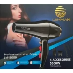 Secador de cabello profesional Lemman 5000W negro, diseño ergonómico con cuatro accesorios, boquillas y peines sobre fondo publicitario con modelo.