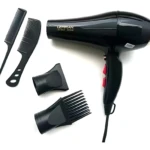Secador de cabello iónico negro Lemman 5000W con dos peines, dos boquillas concentradoras, cable de alimentación y etiqueta de voltaje 110V.