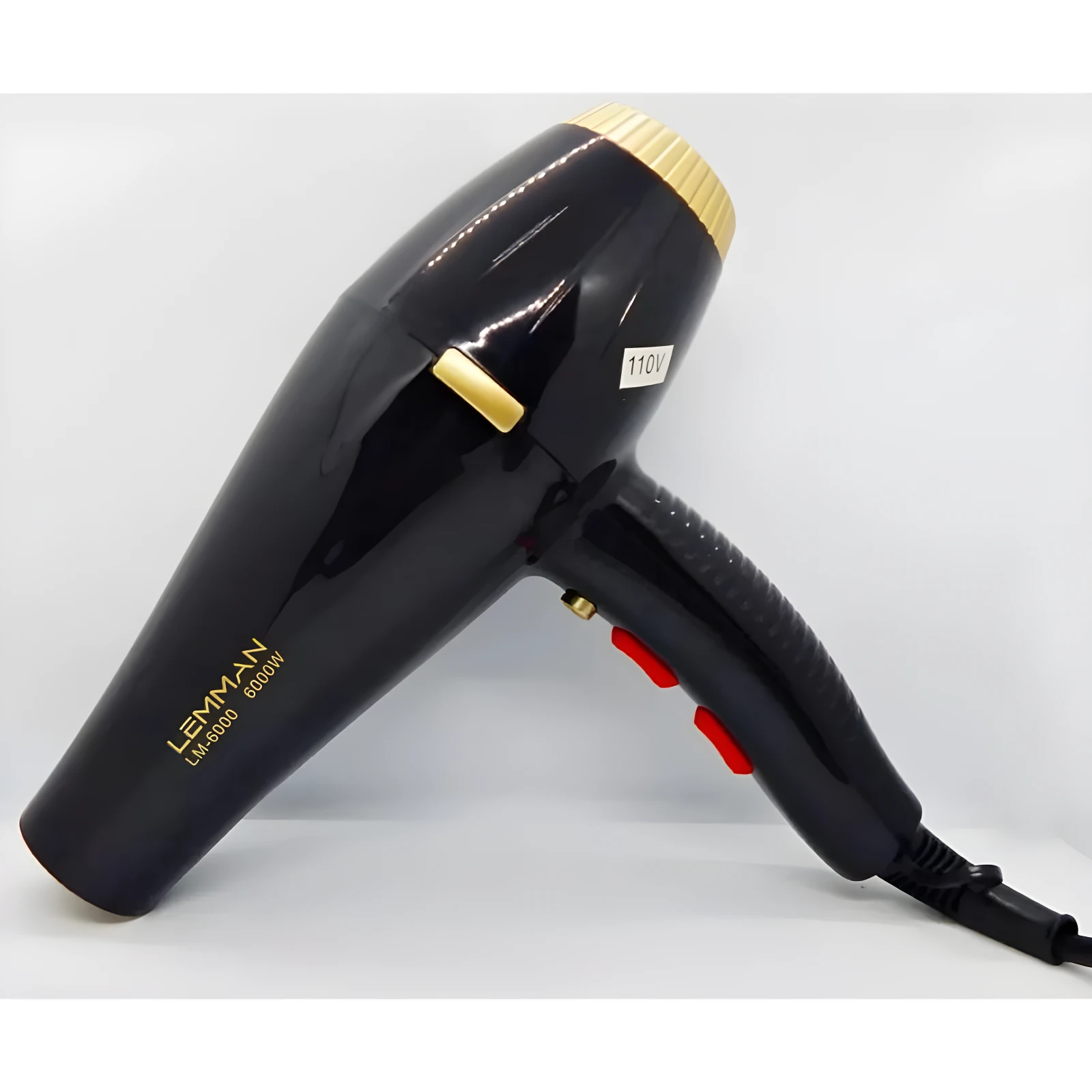 Secador de cabello Lemman negro con detalles dorados y etiqueta de 110V, diseño ergonómico de 6000W visto de lado sobre fondo blanco.