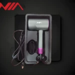 Secador de cabello iónico Nia de alta velocidad en tono gris, con base y rejilla posterior fucsia, presentado en empaque organizador con cable incluido.