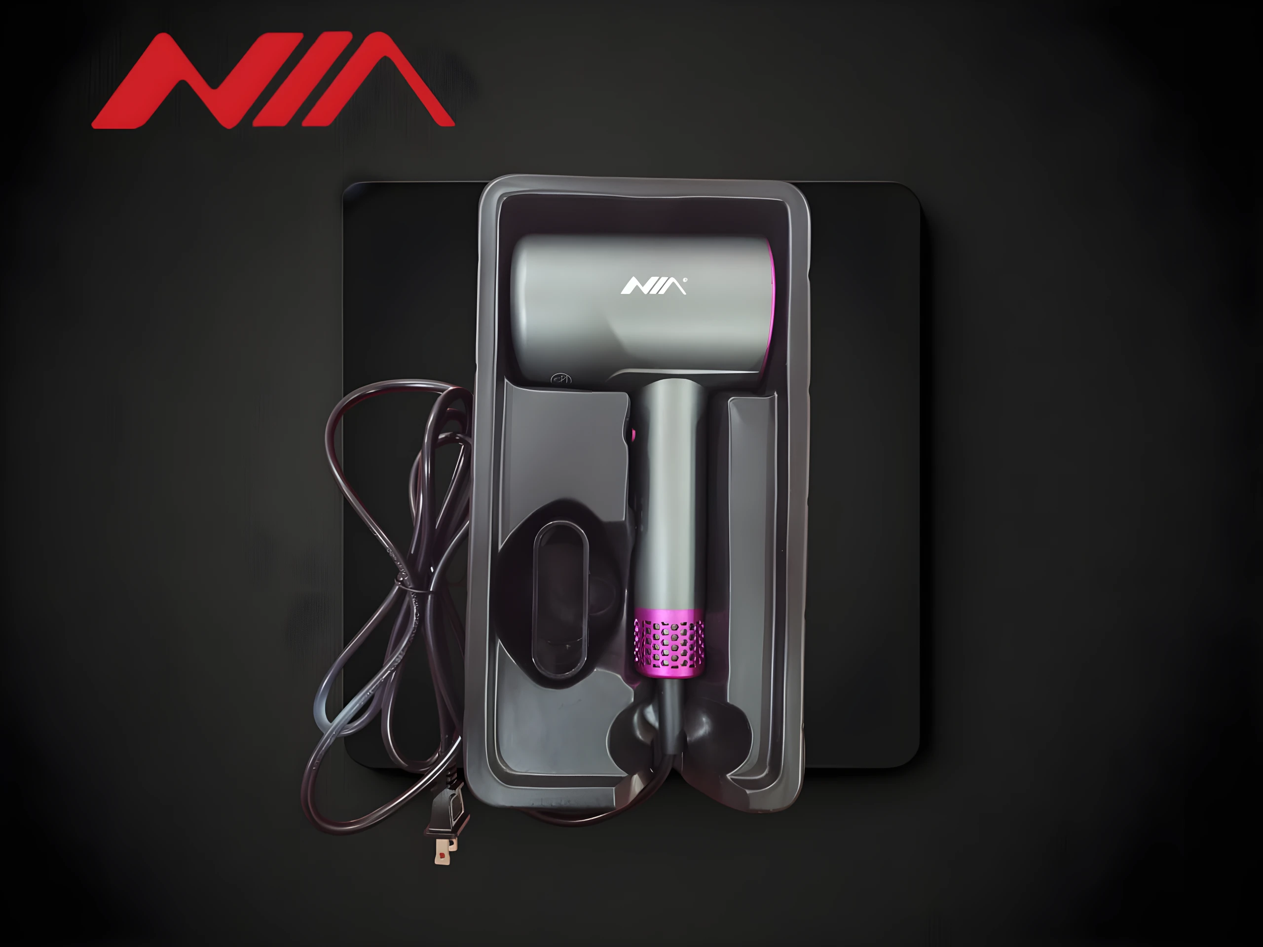 Secador de cabello iónico Nia de alta velocidad en tono gris, con base y rejilla posterior fucsia, presentado en empaque organizador con cable incluido.