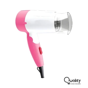 Secador de cabello viajero plegable color blanco con rosa, diseño compacto y ergonómico con boquilla concentradora y cable con gancho para colgar.