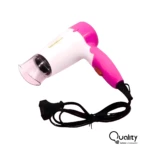 Secador de cabello viajero plegable color blanco y fucsia, con boquilla concentradora transparente y cable de alimentación negro, ideal para reducir frizz.