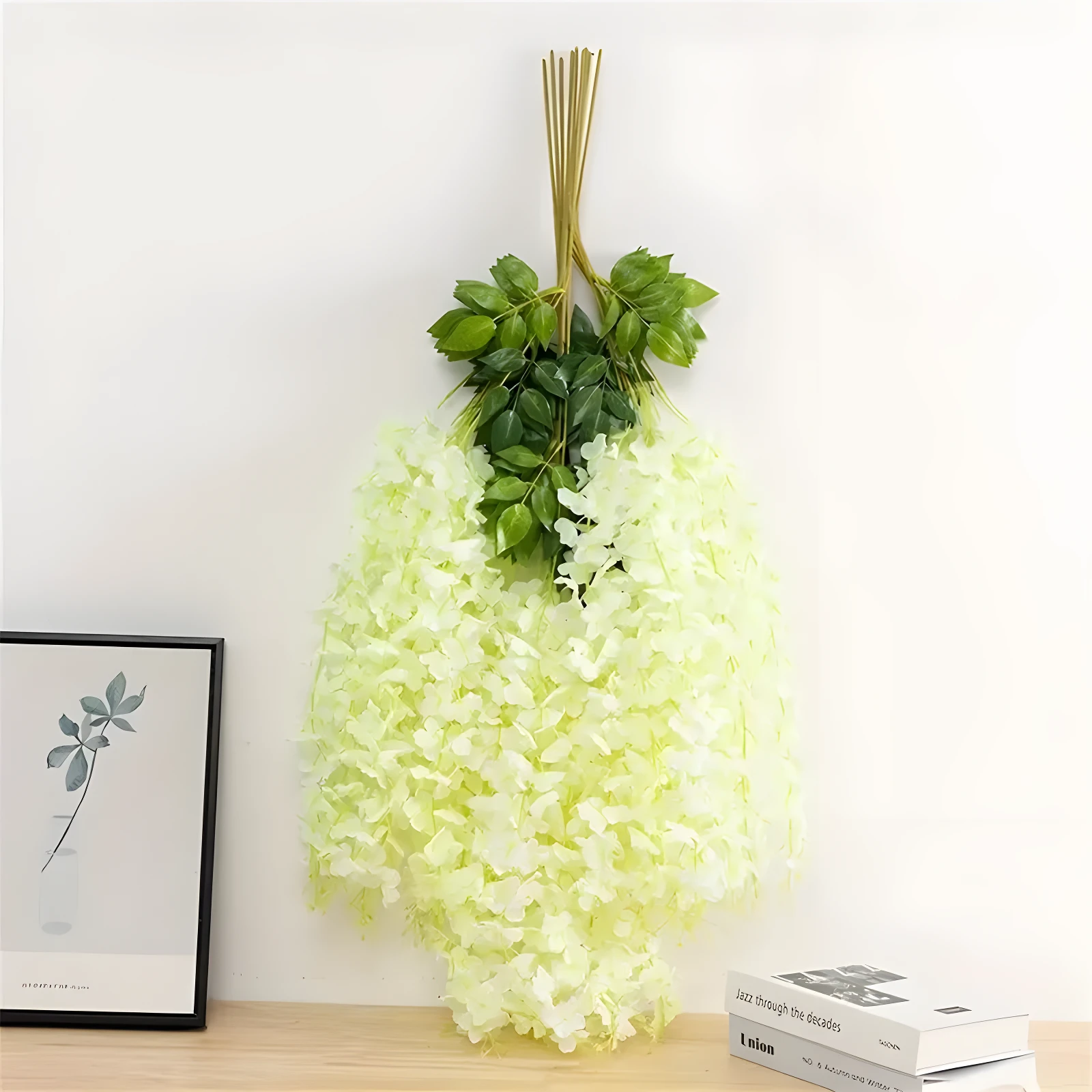 Glicinias colgantes decorativas color verde pálido con hojas verdes, ideal para colgar y embellecer espacios.