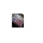 Set de 12 brochas de maquillaje con mangos rosas brillantes y cerdas moradas, en bolsa transparente con confeti.