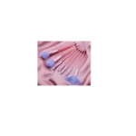 Set de 12 brochas de maquillaje profesionales con mangos rosados brillantes y cerdas lilas sobre seda rosa.