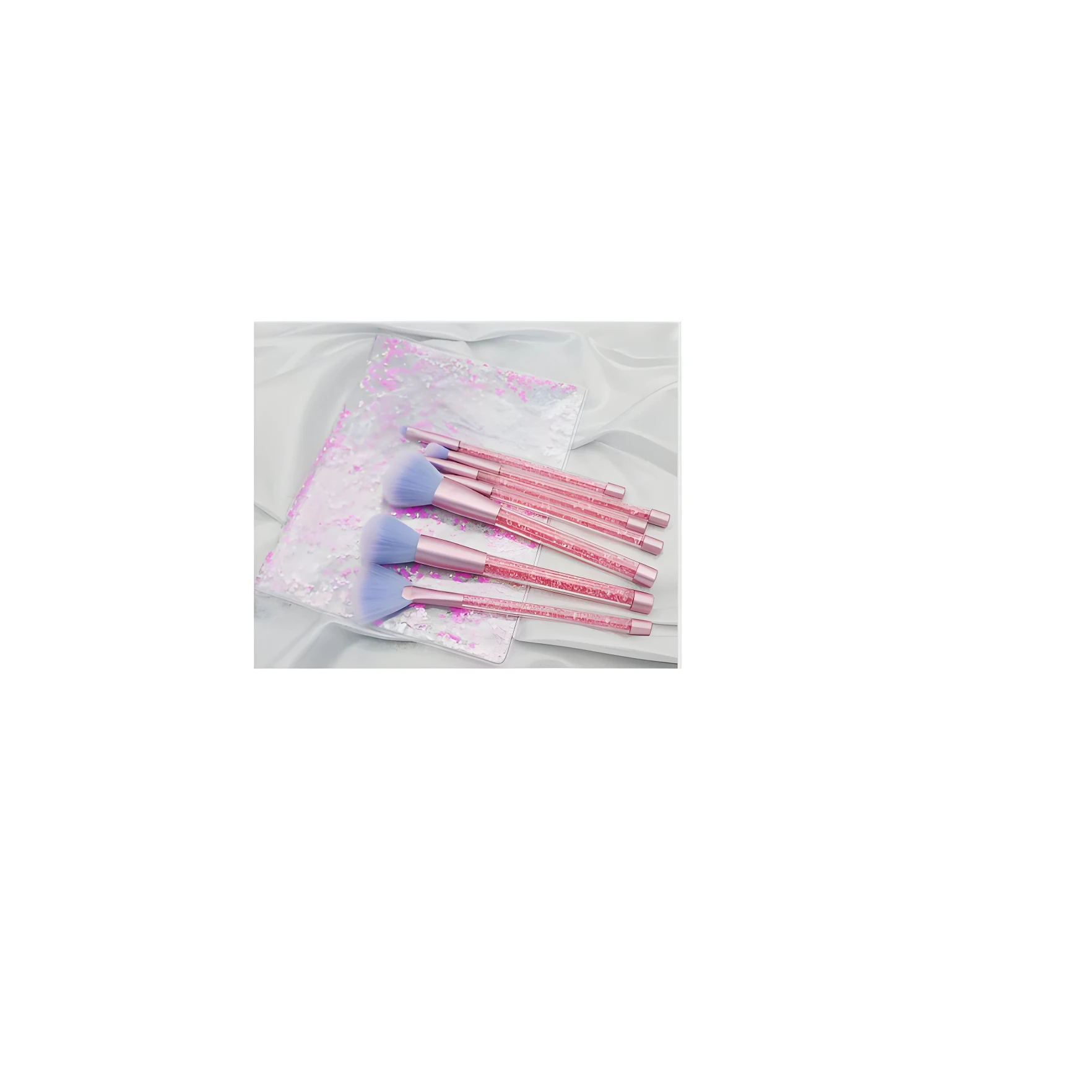 Set de 12 brochas de maquillaje con mangos rosas y cerdas moradas, sobre neceser brillante.