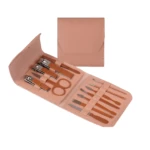 Estuche rosado abierto con set de manicure x 12 piezas, incluye cortaúñas, tijeras y herramientas para piel.